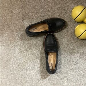 Clarks Women's Black Leather Flats